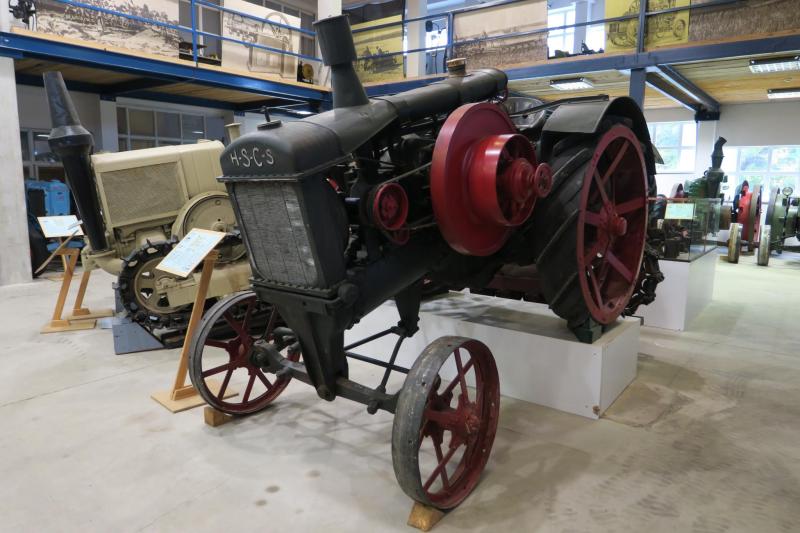 HSCS MEZ 17-20 (1924-25)

Ez volt a HSCS első, gyakorlatban is alkalmazható traktora. Egyhengeres, izzófejes motorja nyersolajjal üzemelt és 20 LE-t adott le.