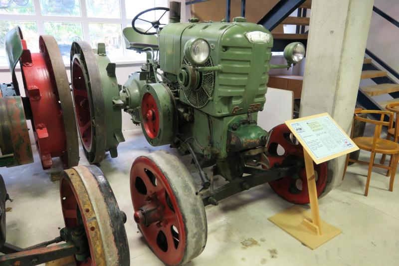 VCST G-35 (1951-57)

A háború után újraindították a G-35 gyártását. Az államosítást követő átnevezés egyik következményeként az orrburkolatról eltűnt a HSCS felirat.