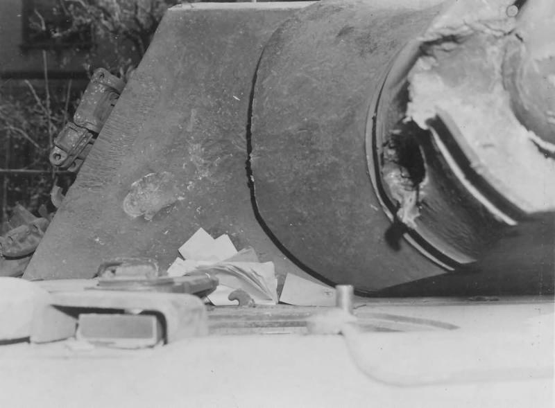 A 323 sérült lövegpajzsa