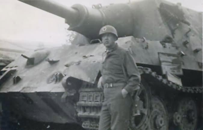 Amerikai katona a 323 számú Jagdtiger előtt
