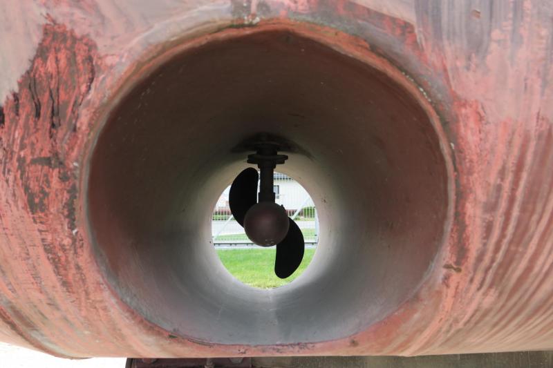 Oldalirányú kormánycsavar az orr alatt