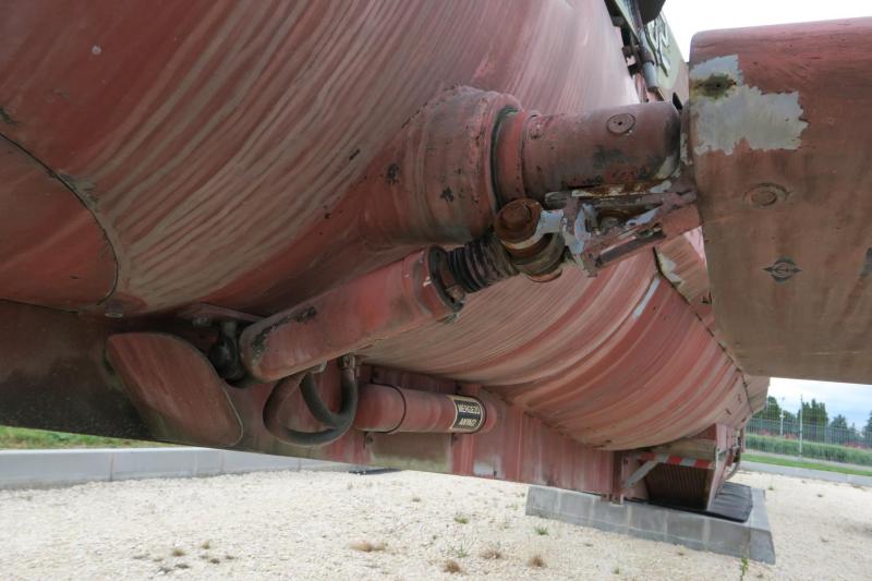 Gondoltak a munkahenger bekötésének védelmére is (legalábbis a hajótestnél)