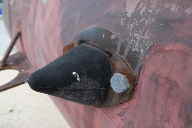 A felhajtható kormánylap ütközőbakja