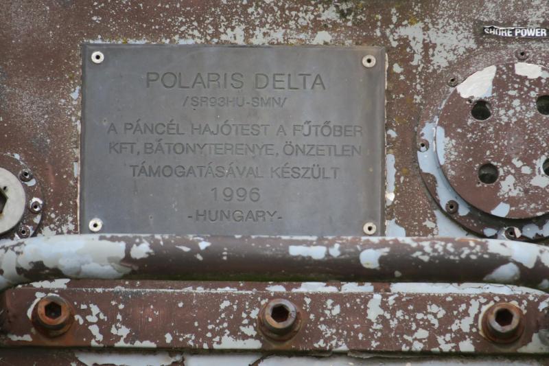 A hajótest oldalán tábla emlékeztet az építést végző Fűtőber Kft.-re