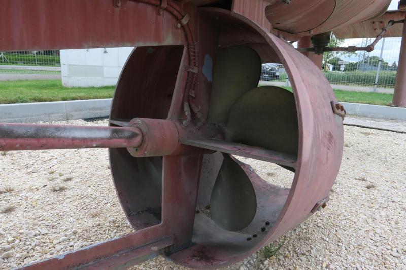 A felszíni hajtócsavart dízelmotor forgatta