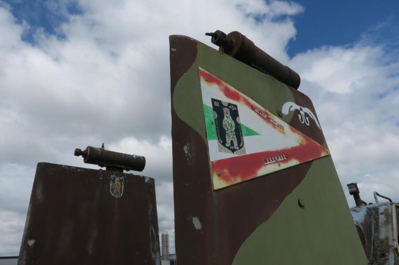 Az ékfeljségjel nagyon jól állna neki

Kár, hogy popszegeccsel van odarögzítve...