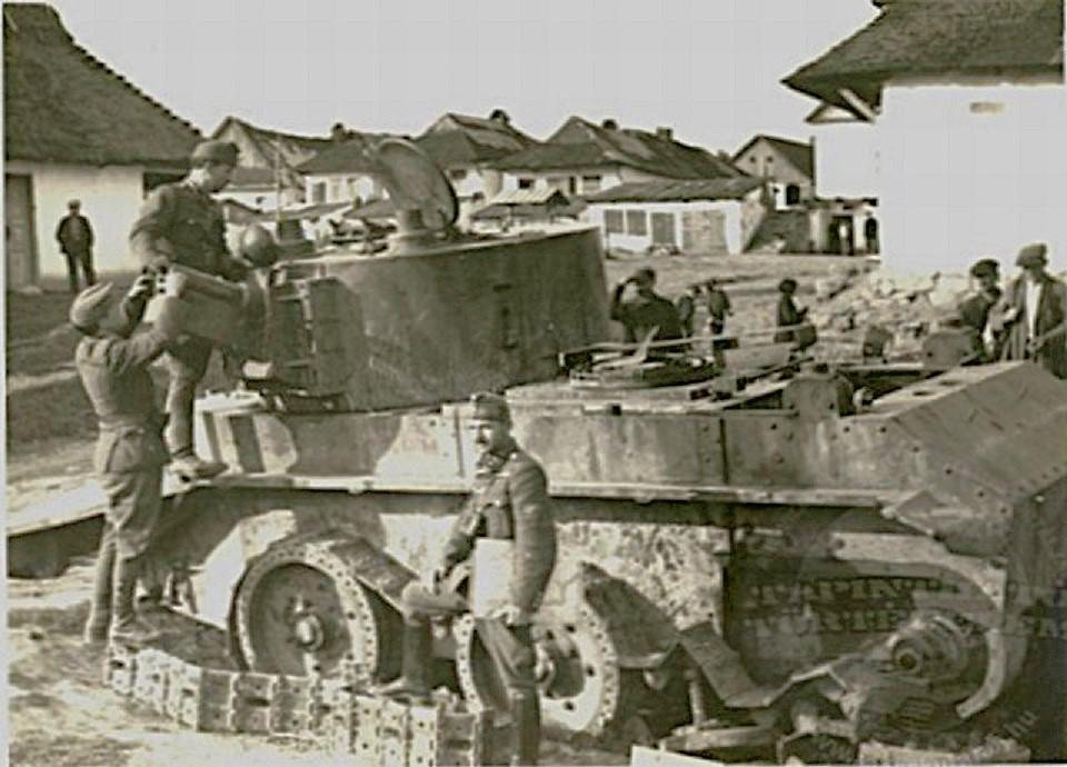 BT-7A  és magyar katonák valamikor 1941 nyarán