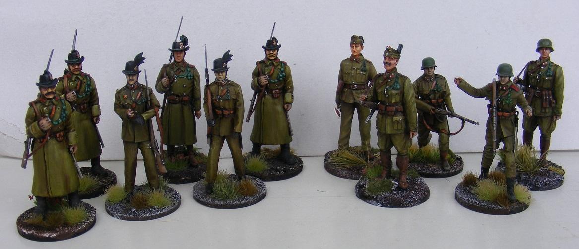 Csendőrök- jobb oldalon tábori csendőrök, bal oldalon normál csendőrök. Hunikum, Resin Division, saját gyártás, és talán még Balaton Modell is van köztük.