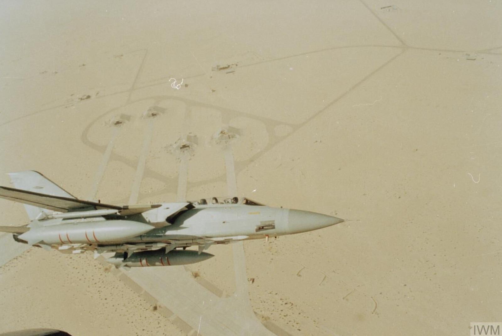 Tornado F3 egy lerombolt iraki repülőtér felett