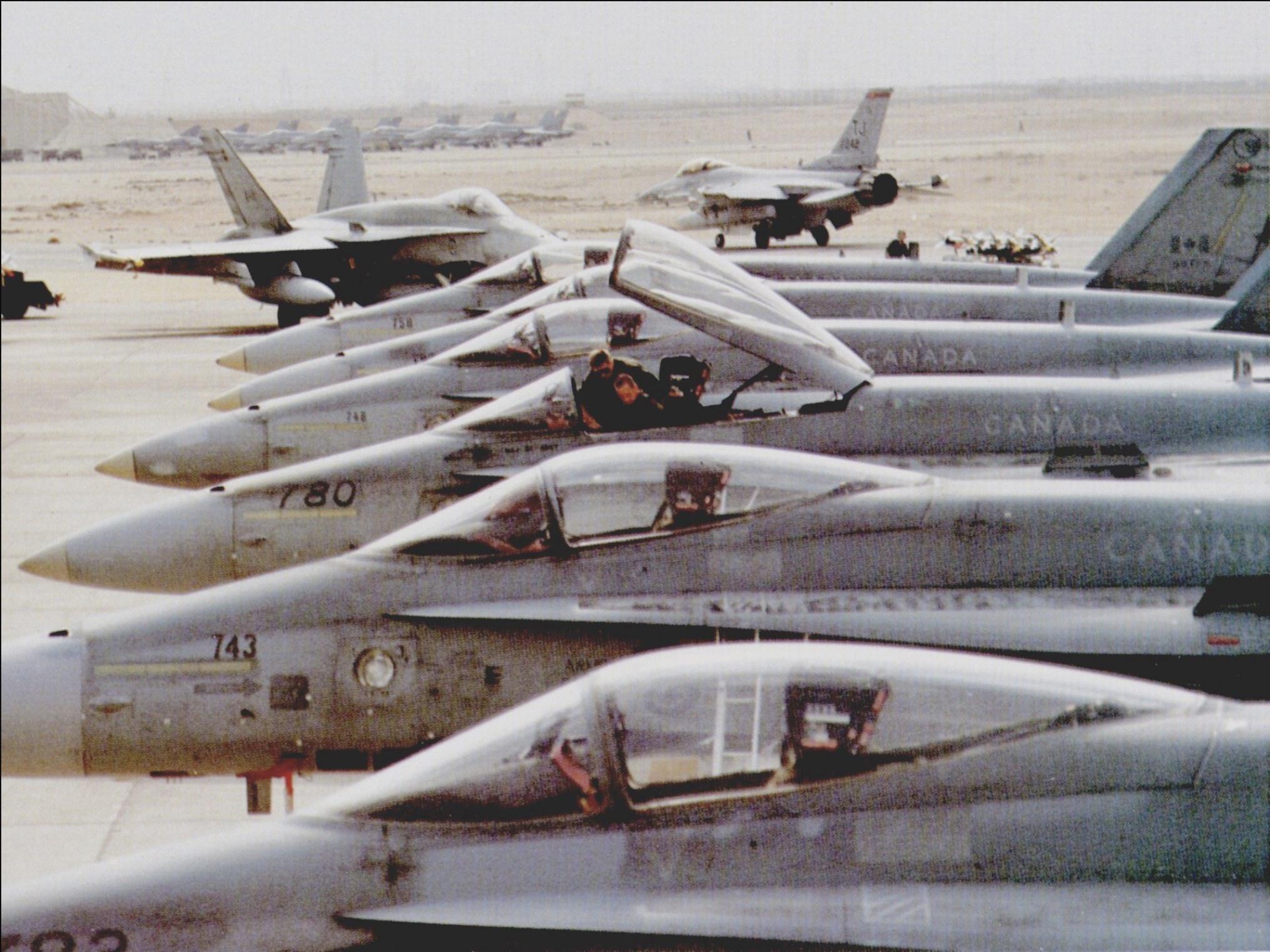 Lódarázsfészek... háttérben egy USAF F-16C a Torrejon Légibázisról