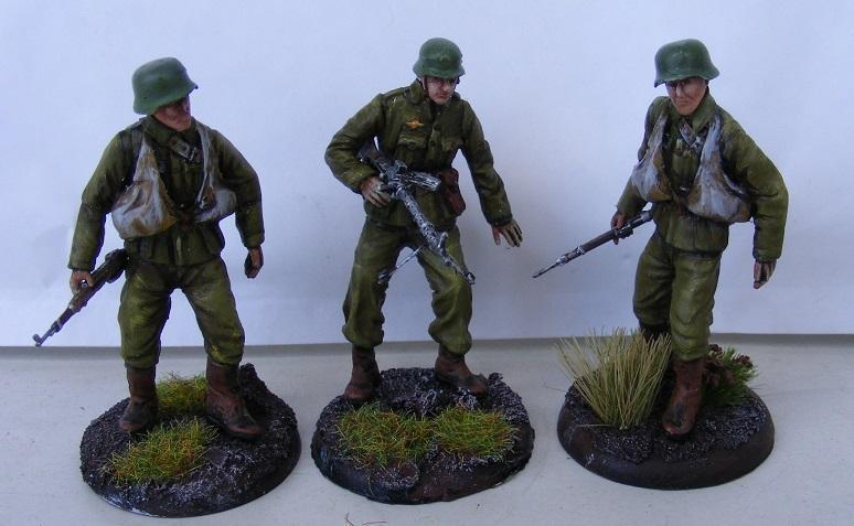 A Balaton Modell honvédjei, a középsőn látható az ejtőernyős jelvény, a két szélsőn első világháborús stílusú kézigránáthordó szatyrok