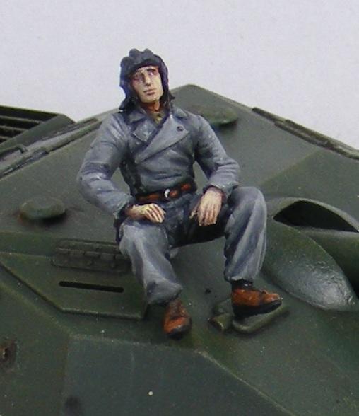 MiniArt magyar harckocsizó a szürke szerelőruhában és a kísérleti harckocsizó-fejvédővel