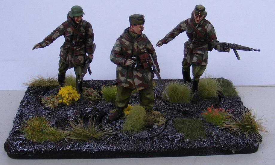 A Balaton (két szélső, jobb oldali átalakítva) és a D-Day Miniatures terepszínű honvédei