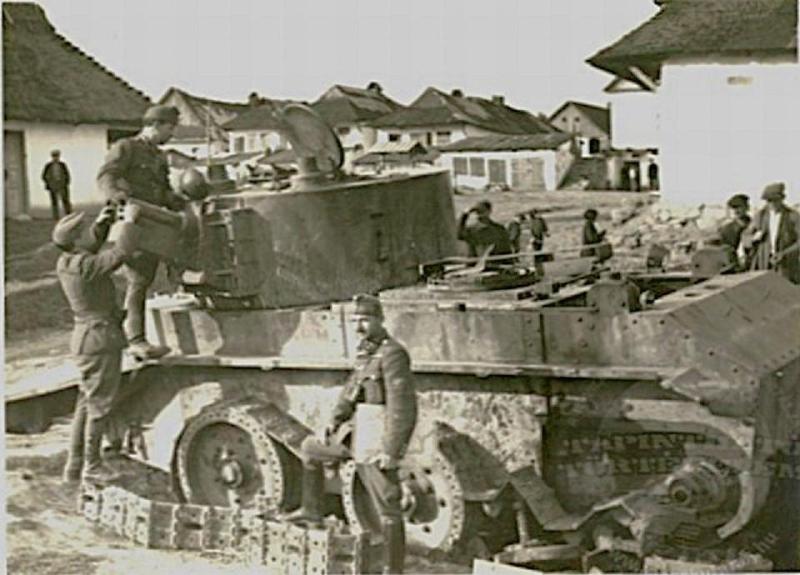 BT-7A  és magyar katonák valamikor 1941 nyarán