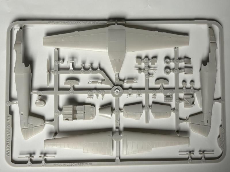 A készlet 46 fröccsöntött alkatrészt tartalmaz