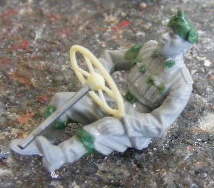 Sofőr saját faragású sapkával