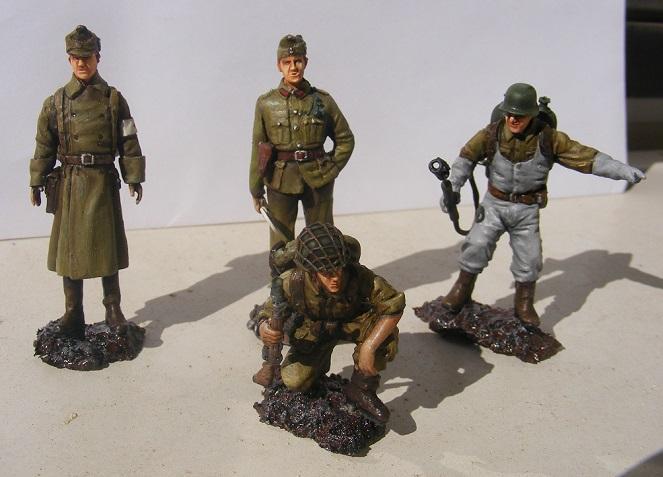 Balaton modell figurák- a ba oldalon egy egészségügyi katona sildes sapkában,  középen a sisakhálós
