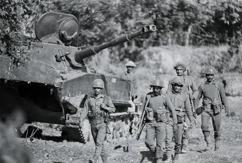 Indiai katonák egy PT-76-os mellett