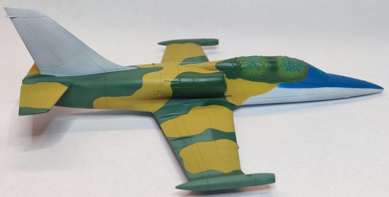 A függőlegest fehérrel alapoztam le a matrica alá

Néhány foltot fakóbbnak jelöl a festési útmutatás. Vélhetően néhány helyen átfestették az elhasználódott festést, a többi úgy maradt.