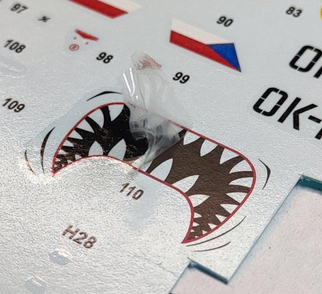 Szárazon így le lehetett húzni a matricáról

Microscale Liquid Decal Film lötyivel jól bepacsmagoltam, de felhelyezéskor összegyűrődött... :(

A felajánlott matricaszett is ugyanilyen minőségű volt egyébként, tehát gyárilag gatya az egész lap...