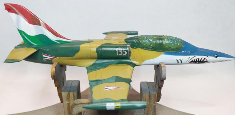 Itt már fent van a pót cápaszáj

Ezt is meghámoztam előtte és újra lakkoztam. Így már sikerült felhelyezni, de a mozgatásra azonnal gyűrődéssel/nyúlással reagált. Ez a száj körüli ráncoknál látszik is...
Érdekes, hogy a svanc teljes felületű matricájával meg aránylag semmi gond nem volt.