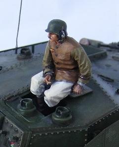 Thebodi figura a Zrínyi tetején- 16M sisak kivágott fülrésszel