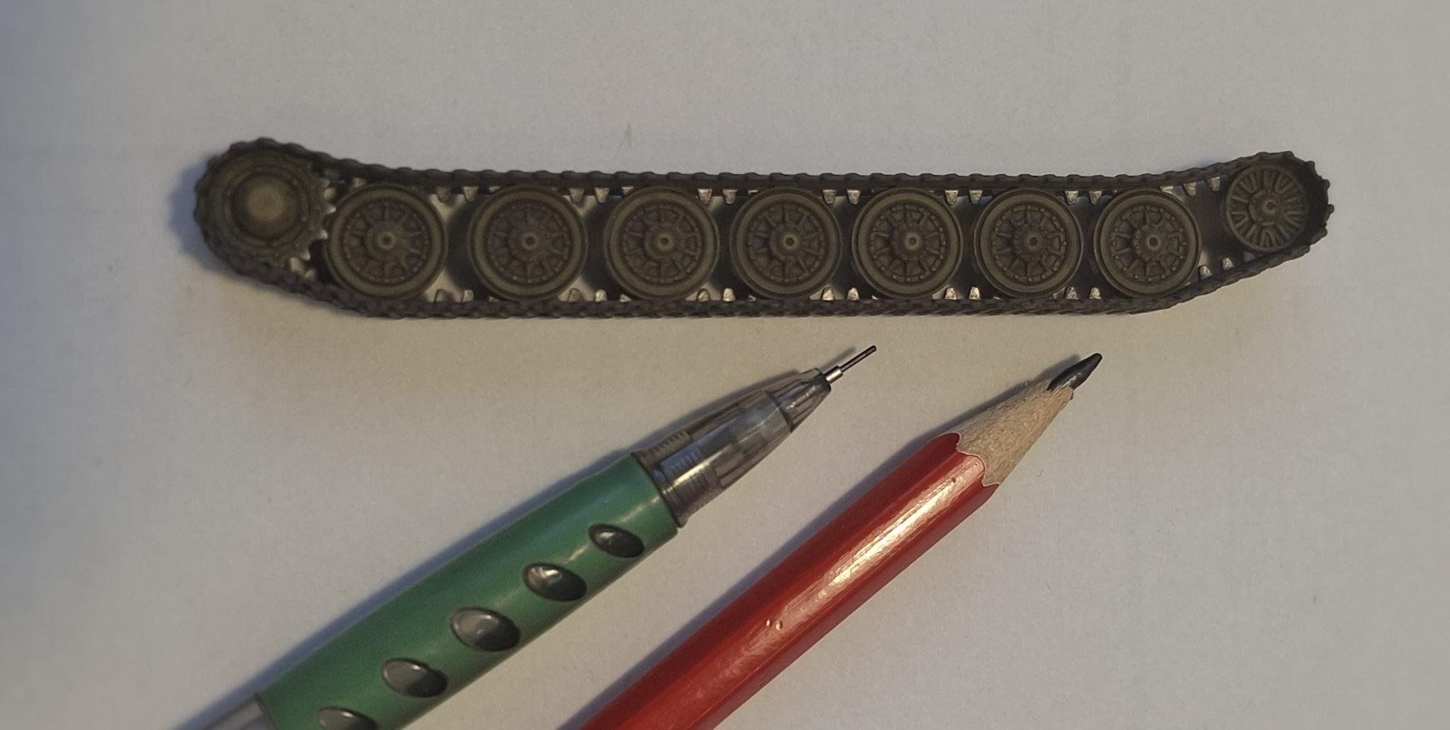 Lánctalp fémes kopásai HB-s ceruzákkal