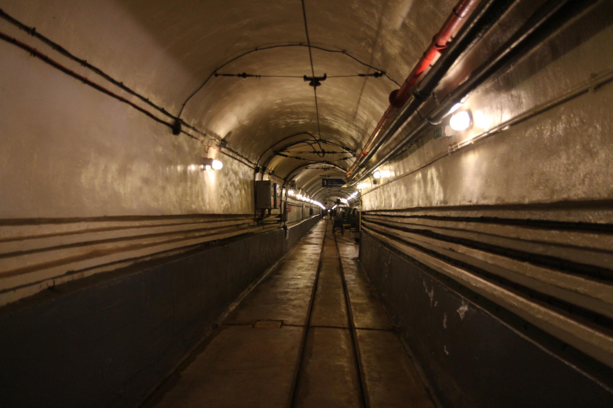 Folyosó, itt kicsit látszik a bunker nagysága