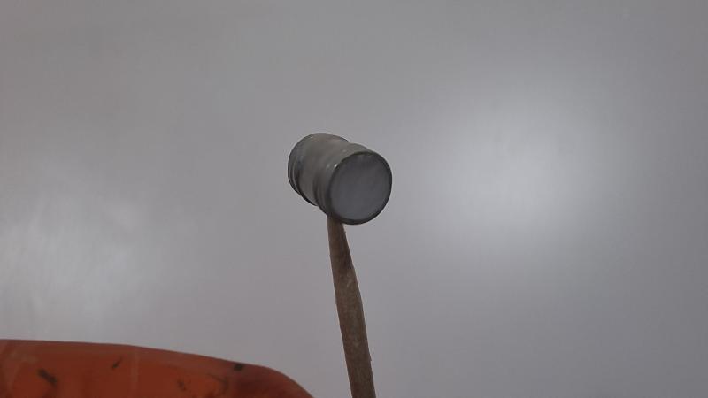 Hordók

Az póttartályok oldalait nehéz lett volna eltömíteni, ezért szintén bőrlyukasztóval vágtam ki vékony sztirol lapból köröket, és azokat ragasztottam fel.