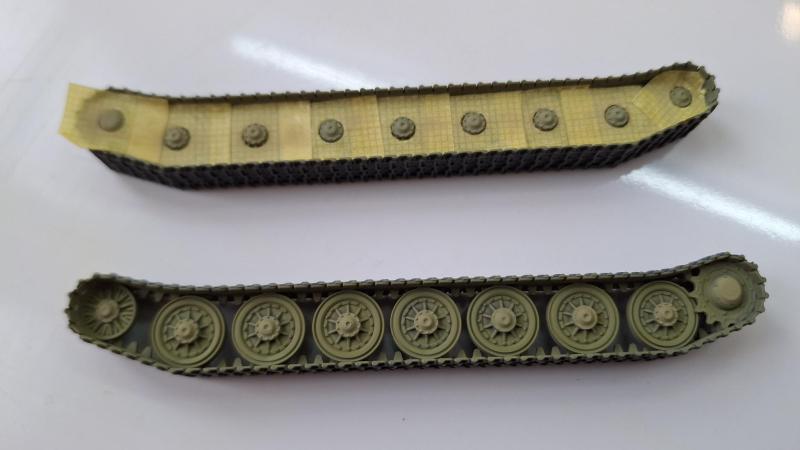 A kerékagyak maszkolásához bőrlyukasztóval kivágott Tamiya fóliát használtam

A lánctalpat később ecsettel Vallejo 70.304 festékkel festettem le.