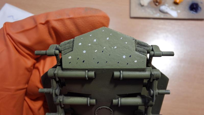 Szűrők

A bemosó végső száradása (legalább 4-5 nap) után a makett kapott egy újabb lakkréteget (C-181 félfényes és GX-114 matt lakk 1:1 arányú keveréke).
Ezután olajfestékkel pöttyöket vittem fel, amiket enyhén hígítós ecsettel egybedolgoztam.