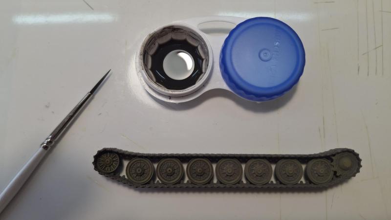 A megszáradt sárréteg alatt kissé eltűntek a részletek, ezért híg bemosóval ismét befolyattam a mélyedéseket