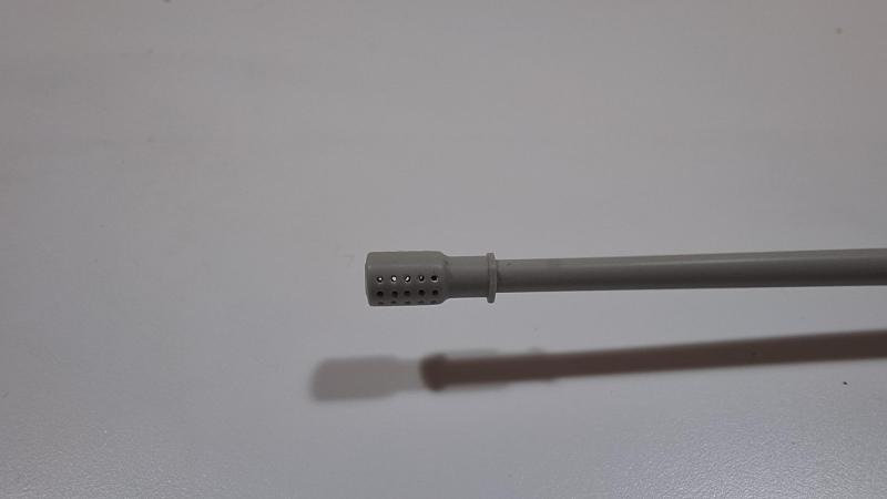 Csőszájfék

A csőszájféken is megcsináltam a furatokat. Bár a képen nem látszik, vékony injekciós tűvel kifúrtam a páncéltest oldalain lévő géppuskákat is.