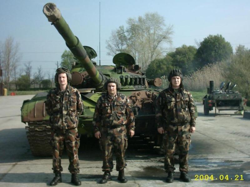 Magyar T-72 harckocsi

Bociruhás magyar tankisták egy kísérleti jelleggel terepszínre festett kocsi előtt.