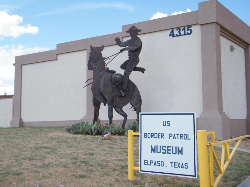 A bejáratnál a hazaérő határőr száll le a nyeregből