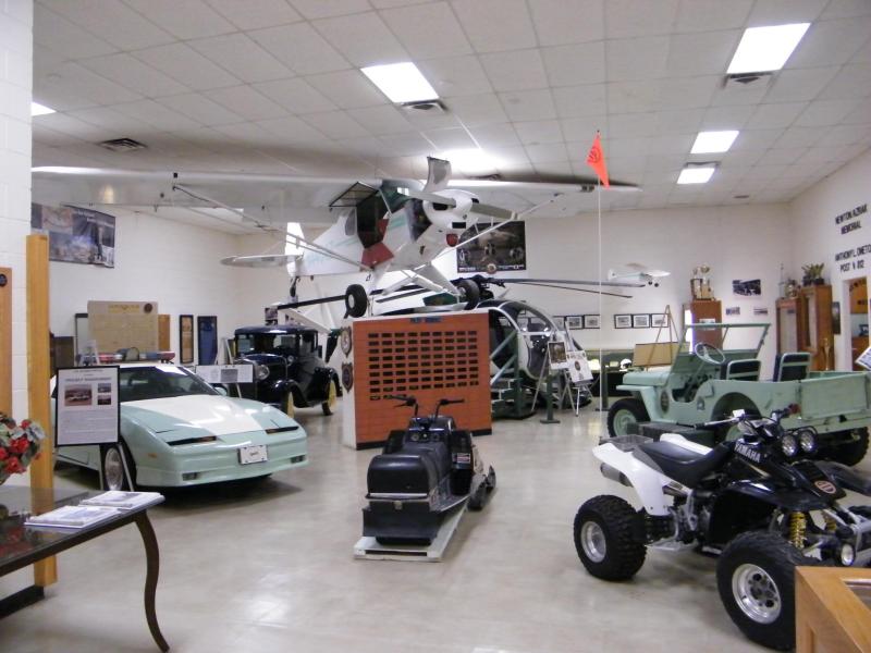 Régebbi és újabb járművek a fő csarnokban