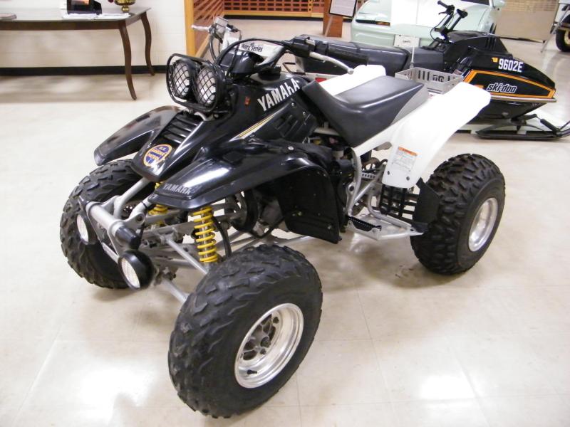 A quad a nehéz hegyi terepek járműve