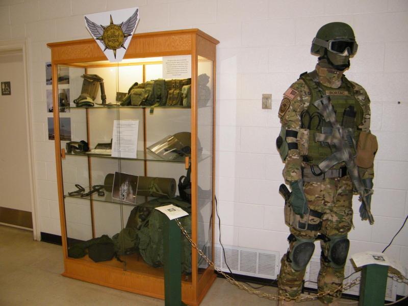 Számtalan egyenruha és kézifegyver is a gyűjtemény része 