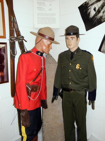 Az egyenruhák egy része a Kanadai Királyi Lovasrendőrségére emlékeztet