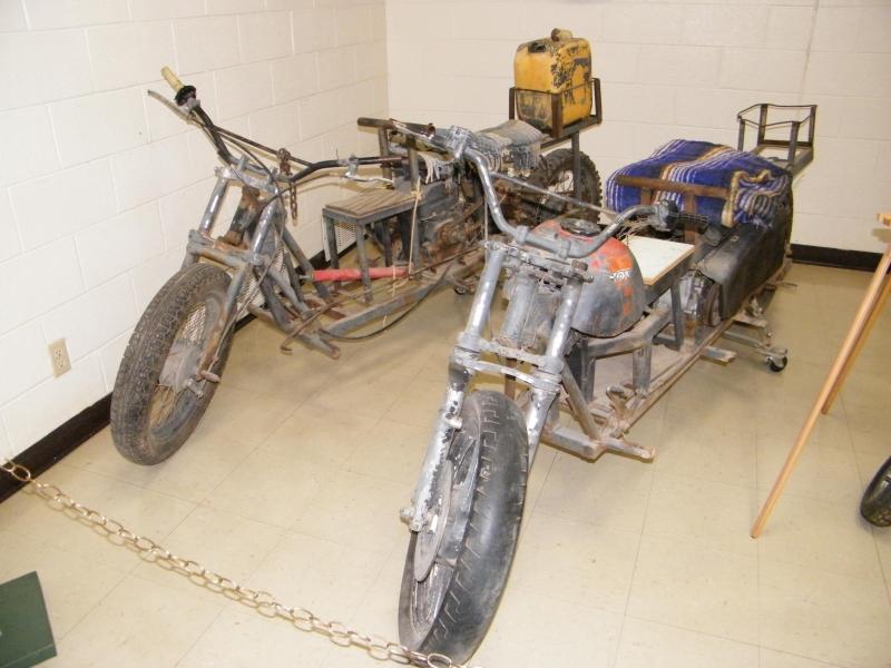 A csempészek által a sivatagban használt motorok