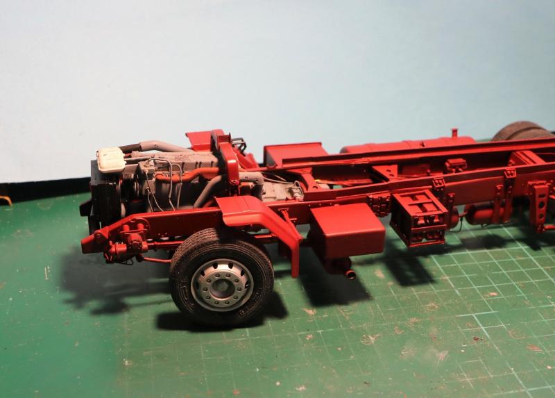 Itt már az alváz is festve