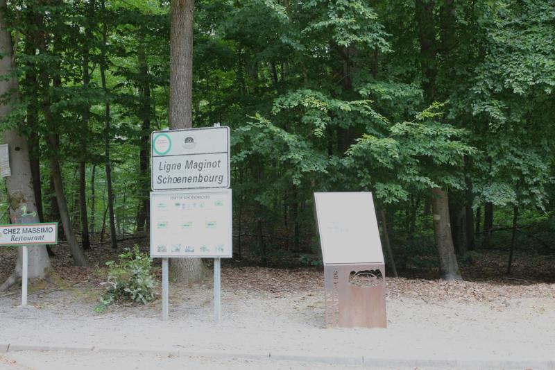 A bejárat melleti táblák