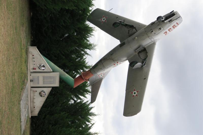 Az emlékmű a kisapostagi reptéren