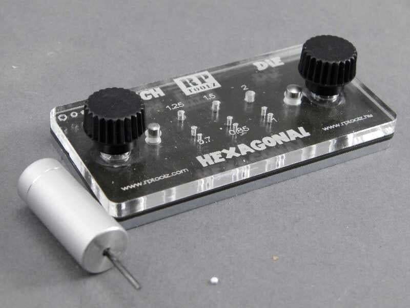 A csavarfejek az RP Toolz lyukasztójával készültek