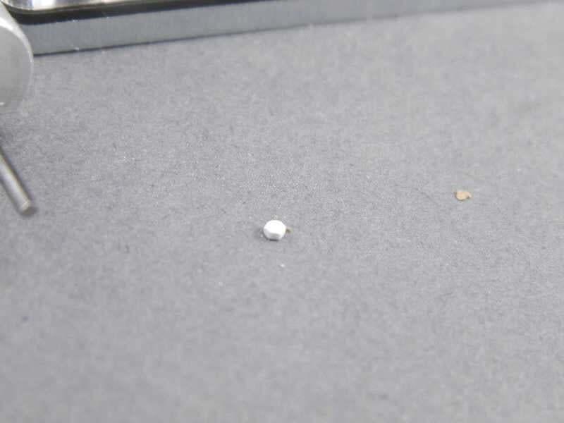 Az egyik csavar hatlapú feje