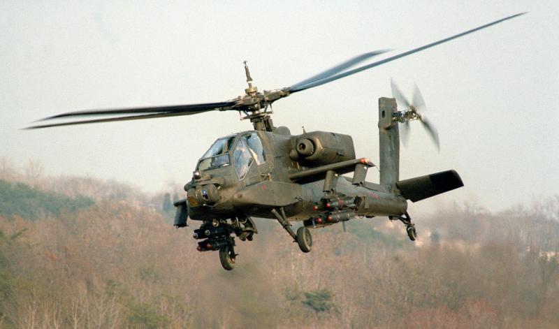 YAH-64A, az Apache egyik prototípusa a gyakorlótér felett