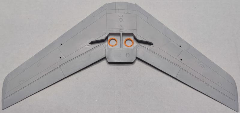 Az alsón már több volt az eltérés, ezeket háromnézeti rajz alapján módosítottam

Az aknák köralakú mélyedései köré papírlapból lyukasztott gyűrűket tettem.