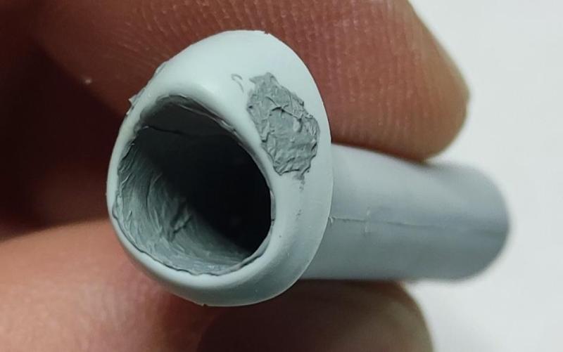 Csiszolásnál persze kipergett, így végül meglocsoltam pillanatragasztóval, aztán újracsiszoltam