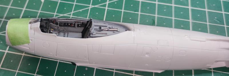 Feljebb hoztam a szélvédő alatti részt, bár az így meg felül rá kicsit

Kell még egy kis igazítás az ülés mögötti részen is.