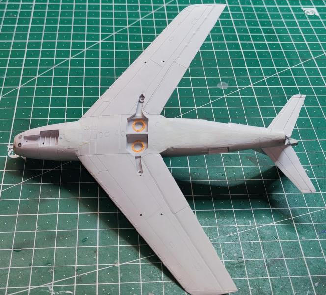 A gép már egyben van, zajlik a "lakatolás"

Ez a hasi részen a legnagyobb művelet...